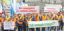 НА МЕЖІ СОЦІАЛЬНОГО ВИБУХУ: ТРУДОВІ КОЛЕКТИВИ АВТОТРАНСПОРТНИХ ПІДПРИЄМСТВ ТА ДОРОЖНІХ ОРГАНІЗАЦІЙ ПІД СТІНАМИ КАБМІНУ ВИМАГАЛИ ЗАБЕЗПЕЧЕННЯ ВЛАСНИХ КОНСТИТУЦІЙНИХ ПРАВ