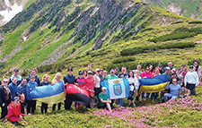 УКРАЇНСЬКІ ПРАПОРИ – НА КАРПАТСЬКІЙ ВЕРШИНІ